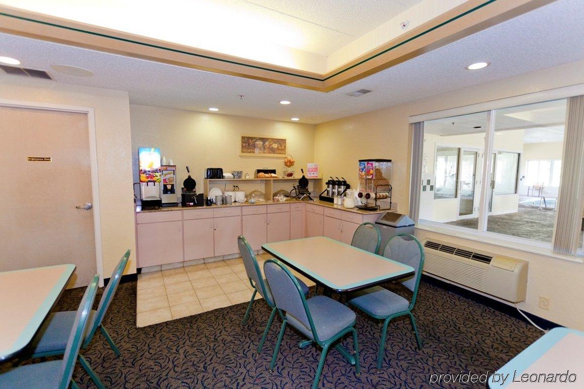 Red Roof Inn Sandusky - Милан Ресторан фото